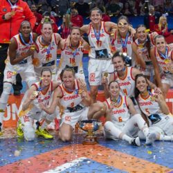 Las-jugadores-de-la-selección-española-femenina-de-baloncesto-con-el-título-de-campeonas-de-Europa